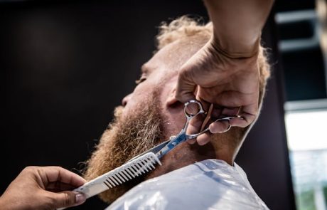 מהכדורגל לקהילה: הסיפור מאחורי המספרה שכובשת את הרצליה