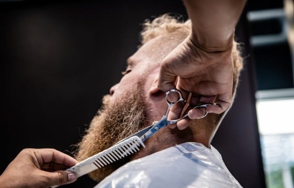 מהכדורגל לקהילה: הסיפור מאחורי המספרה שכובשת את הרצליה