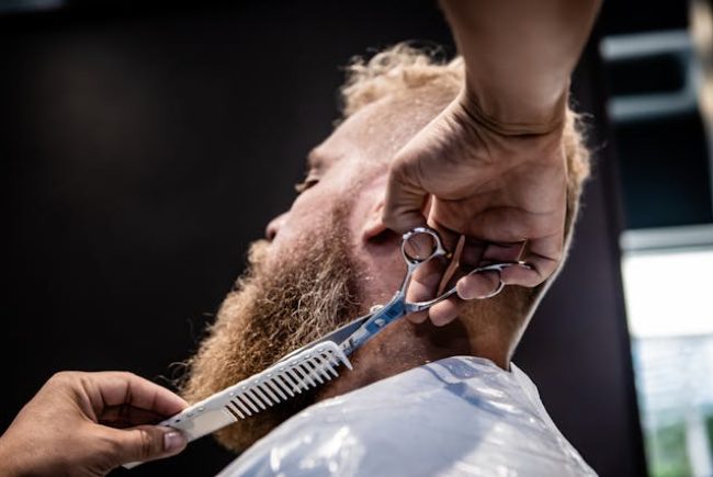 מהכדורגל לקהילה: הסיפור מאחורי המספרה שכובשת את הרצליה