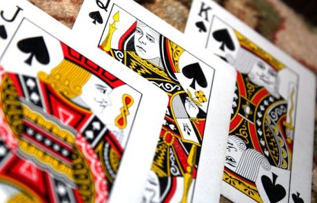כיצד ניהול בנקרול (Bankroll) משפיע על היכולת שלך לשרוד דאונסווינגים (Downswing) בפוקר?