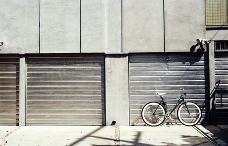 למה מומלץ לא לתקן דלתות מוסך (Garage Doors) לבד? 